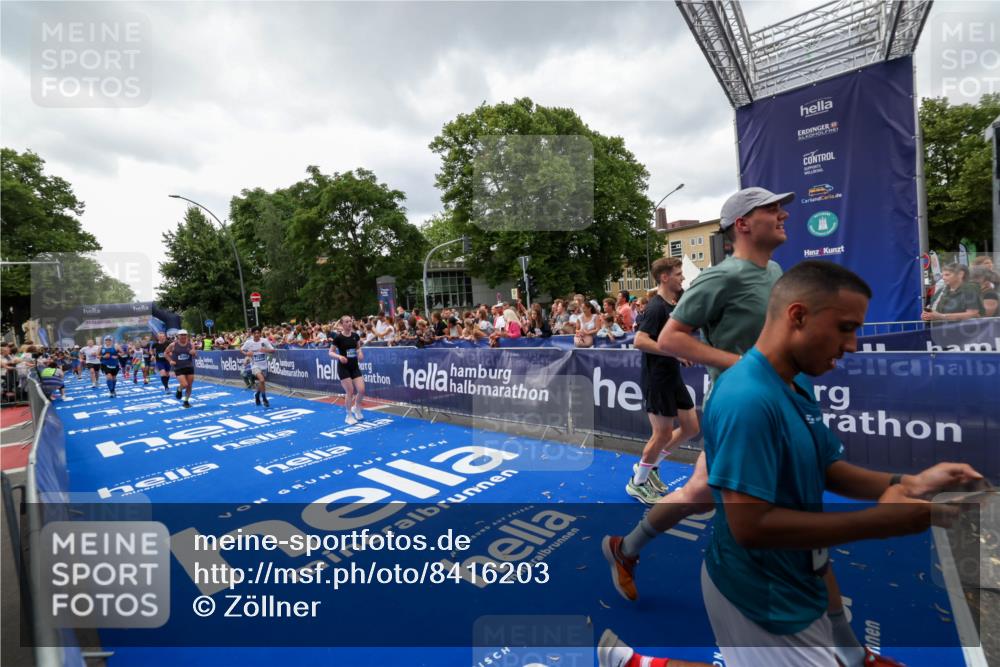 29.06.2025 - hella hamburg halbmarathon Zöllner http://msf.ph/oto/8416203 29.06.2025 10:49:54 Ziel 2540, 4017, 5460, 6125, 8455, 9126, 9200, 9491, 9597, 9924, 11975, 12527, 13463, 16800, 16887, 17753, 19109, 19122 meine-sportfotos.de
