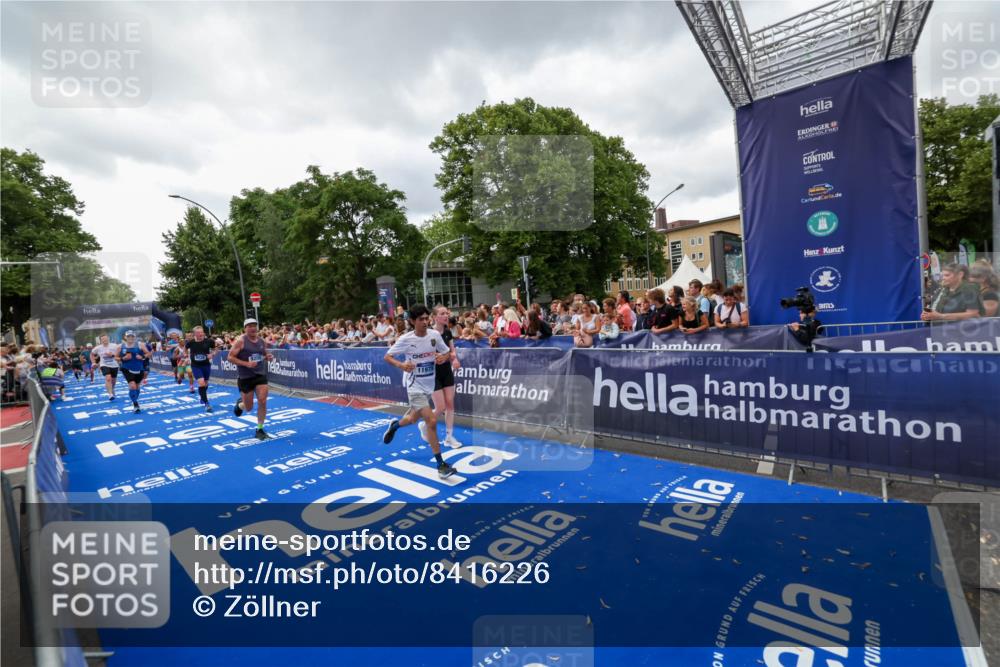 29.06.2025 - hella hamburg halbmarathon Zöllner http://msf.ph/oto/8416226 29.06.2025 10:49:55 Ziel 2540, 4017, 5460, 8454, 8455, 9126, 9200, 9491, 9597, 11975, 12527, 12733, 13463, 16732, 16800, 16887, 19109, 19122 meine-sportfotos.de