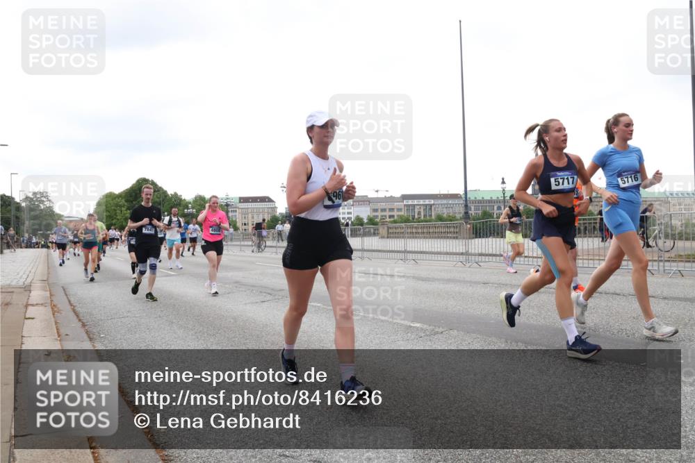 29.06.2025 - hella hamburg halbmarathon Lena Gebhardt http://msf.ph/oto/8416236 29.06.2025 10:51:43 Lombardsbrücke 7841, 5717, 5716, 1418, 1617, 1997, 2202, 2308, 2380, 2484, 2485, 2593, 2736, 2778, 3240, 3991, 4598, 4606, 4652, 4748, 4808, 4878, 5291, 5357, 5394, 5534, 5716, 5717, 6007, 6091, 6604, 6885, 6945, 6947, 6954, 6961, 7682, 7769, 7841, 7871, 7992, 8040, 8125, 8399, 8621, 8672, 9220, 9340, 9462, 9582, 9583, 9590, 9594, 9673, 9763, 10496, 10521, 10533, 10693, 10830, 11034, 11101, 11268, 11575, 11875, 12065 meine-sportfotos.de