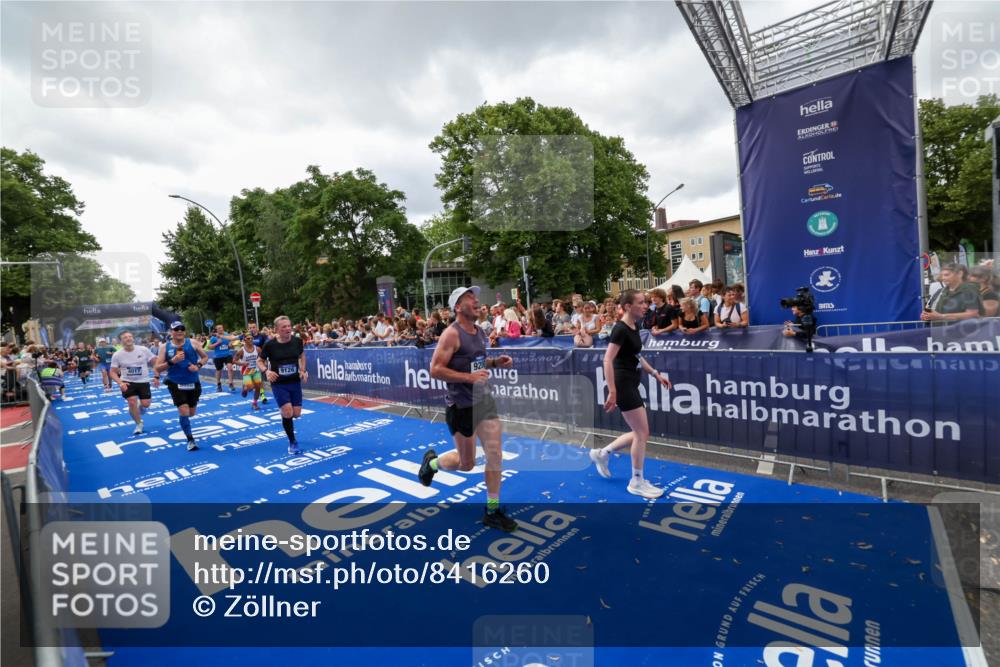 29.06.2025 - hella hamburg halbmarathon Zöllner http://msf.ph/oto/8416260 29.06.2025 10:49:56 Ziel 2540, 4017, 5460, 8454, 8455, 9126, 9200, 9491, 9597, 11975, 12527, 12733, 13463, 16716, 16732, 16800, 16887, 19109, 19122 meine-sportfotos.de
