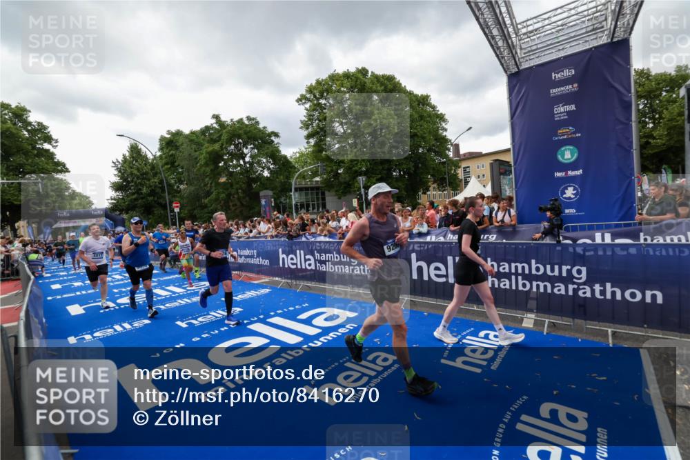 29.06.2025 - hella hamburg halbmarathon Zöllner http://msf.ph/oto/8416270 29.06.2025 10:49:57 Ziel 2540, 4017, 5460, 8454, 8455, 9126, 9200, 9491, 9597, 12527, 12733, 13463, 16716, 16732, 16800, 16887, 19109, 19122 meine-sportfotos.de