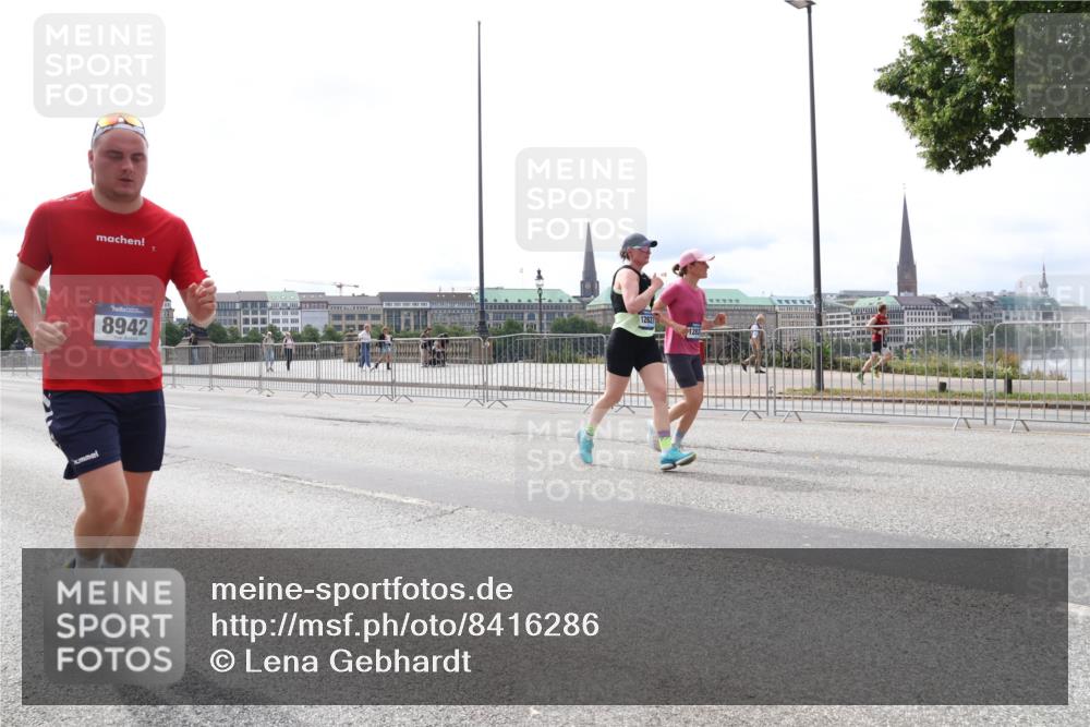 29.06.2025 - hella hamburg halbmarathon Lena Gebhardt http://msf.ph/oto/8416286 29.06.2025 10:26:30 Lombardsbrücke 8942, 12827, 1300, 2643, 3617, 4267, 4268, 4315, 4507, 4509, 4844, 6159, 6625, 6905, 7929, 8079, 8276, 8306, 8357, 8674, 8942, 9186, 11107, 11270, 11740, 12126, 12826, 12827, 13264, 14063, 14356, 14726, 14930, 15027, 15807, 15878, 16788, 17300, 17675, 17712, 18074, 18087, 18516, 19144 meine-sportfotos.de