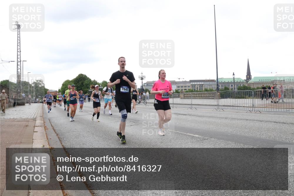 29.06.2025 - hella hamburg halbmarathon Lena Gebhardt http://msf.ph/oto/8416327 29.06.2025 10:51:45 Lombardsbrücke 7841, 4808, 1418, 1617, 1997, 2308, 2484, 2485, 2593, 2736, 2778, 3038, 3240, 3991, 4598, 4606, 4748, 4808, 4878, 5062, 5291, 5357, 5394, 5534, 5716, 5717, 6007, 6091, 6604, 6885, 6945, 6947, 6954, 6961, 7682, 7769, 7841, 7871, 7992, 8040, 8125, 8399, 8621, 8672, 9220, 9340, 9460, 9462, 9582, 9583, 9590, 9594, 9673, 9730, 9763, 10496, 10521, 10533, 10673, 10693, 10830, 11034, 11101, 11268, 11575, 11875, 12065 meine-sportfotos.de