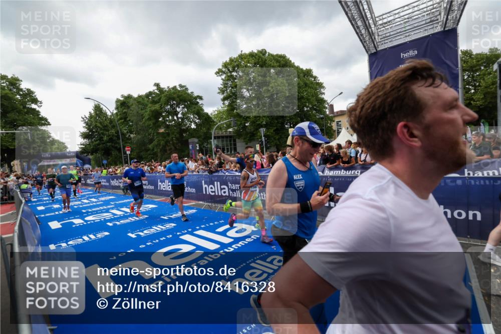 29.06.2025 - hella hamburg halbmarathon Zöllner http://msf.ph/oto/8416328 29.06.2025 10:49:58 Ziel 2540, 3692, 3852, 4017, 5460, 8454, 8455, 9126, 9200, 9491, 9597, 12527, 12733, 13463, 16716, 16732, 16800, 16887, 19109, 19122 meine-sportfotos.de
