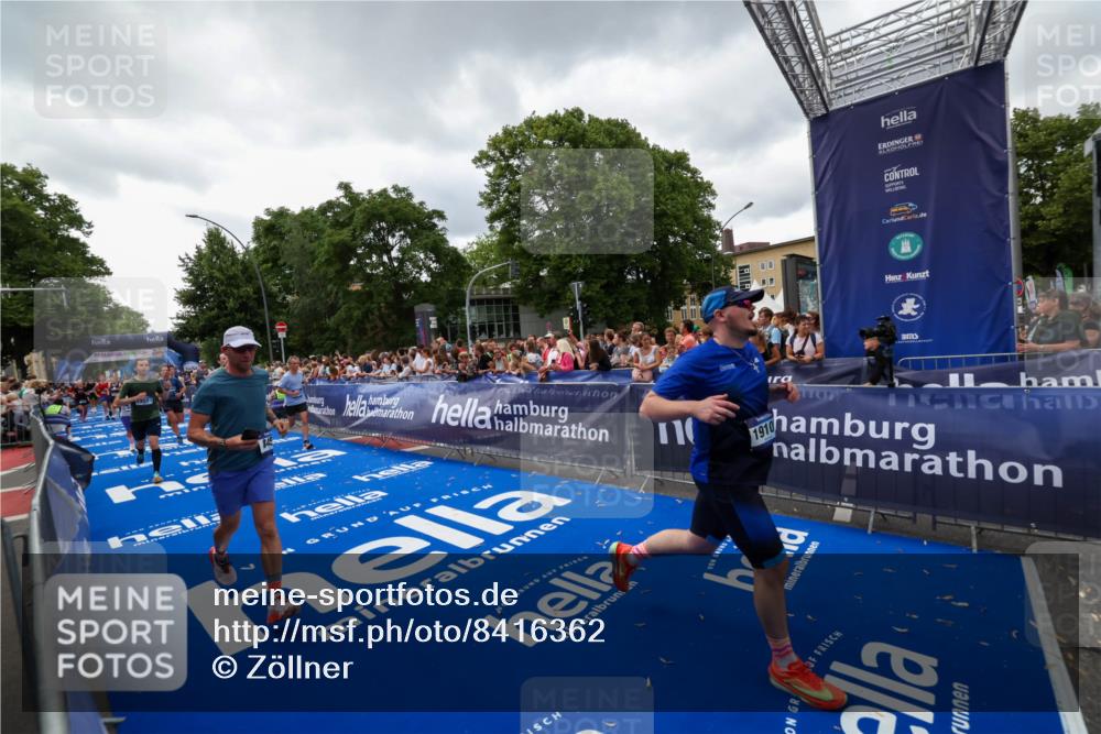 29.06.2025 - hella hamburg halbmarathon Zöllner http://msf.ph/oto/8416362 29.06.2025 10:50:00 Ziel 2540, 3692, 3852, 7100, 7657, 8454, 8455, 9213, 9491, 9597, 12271, 12527, 12733, 13225, 13758, 16716, 16732, 16887, 19109, 19112 meine-sportfotos.de