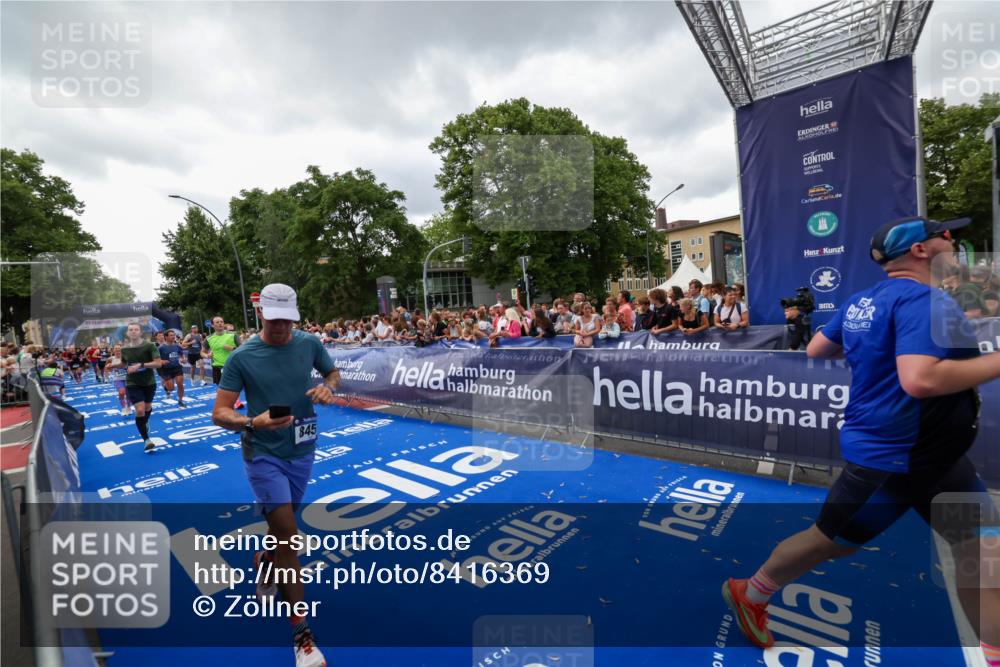 29.06.2025 - hella hamburg halbmarathon Zöllner http://msf.ph/oto/8416369 29.06.2025 10:50:00 Ziel 2540, 3692, 3852, 7100, 7657, 8454, 8455, 9213, 9491, 9597, 12271, 12527, 12733, 13225, 13758, 16716, 16732, 16887, 19109, 19112 meine-sportfotos.de