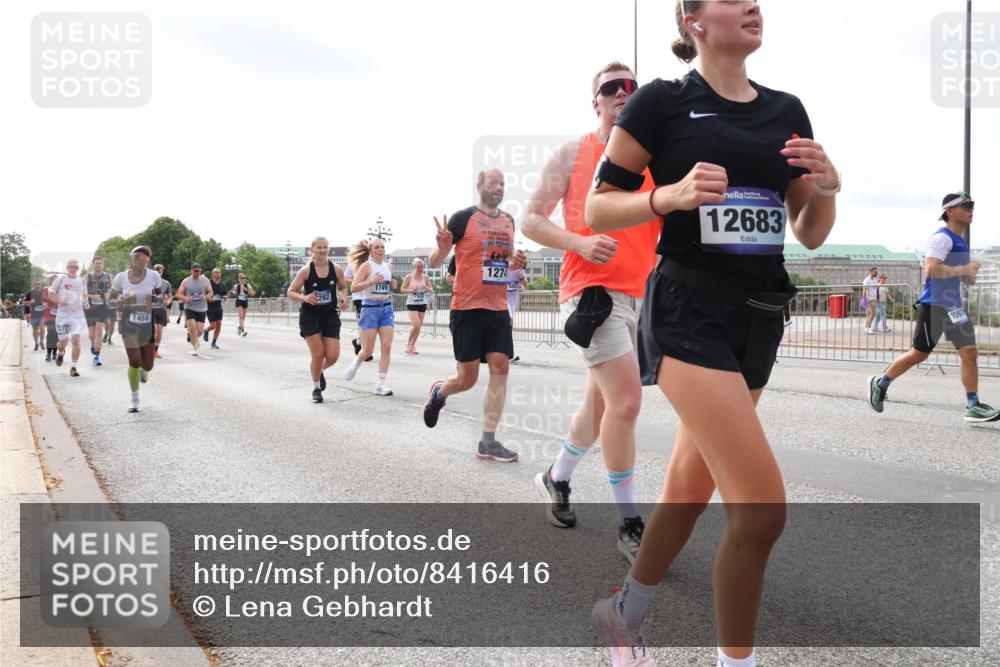 29.06.2025 - hella hamburg halbmarathon Lena Gebhardt http://msf.ph/oto/8416416 29.06.2025 10:17:47 Lombardsbrücke 292, 1458, 413, 295, 1749, 1274, 12683, 1015, 1159, 1160, 1204, 1268, 1274, 1458, 1477, 1622, 1641, 1749, 1795, 2094, 2147, 2259, 2305, 2548, 2860, 2931, 3138, 3292, 3802, 3803, 4194, 4218, 4852, 5002, 5004, 5290, 5611, 5733, 6254, 6336, 6352, 6520, 6786, 7011, 7094, 7258, 7291, 7410, 7413, 7445, 7566, 7641, 7649, 7838, 7844, 7882, 7883, 8128, 8144, 8210, 8248, 8309, 8351, 8433, 8607, 8799, 8895, 9400, 9717, 9734, 9798, 9848, 9964, 10174, 10332, 10509 meine-sportfotos.de