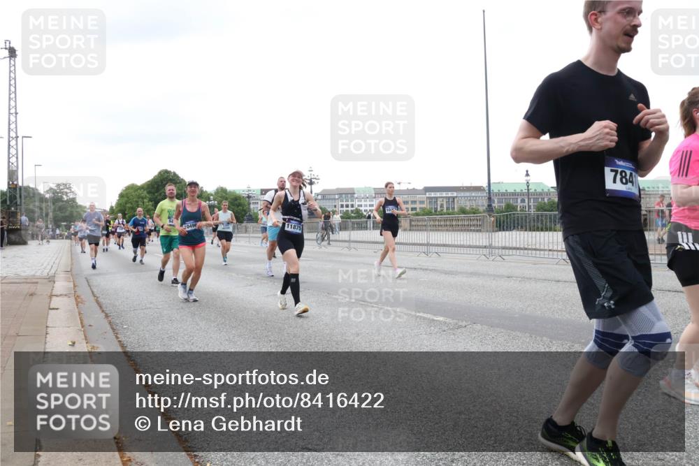 29.06.2025 - hella hamburg halbmarathon Lena Gebhardt http://msf.ph/oto/8416422 29.06.2025 10:51:46 Lombardsbrücke 10496, 11875, 784, 1418, 1617, 1997, 2308, 2484, 2485, 2593, 2736, 2778, 3038, 3240, 3991, 4598, 4606, 4748, 4808, 4878, 5062, 5291, 5357, 5394, 5534, 5716, 5717, 6007, 6091, 6604, 6885, 6945, 6947, 6954, 6961, 7682, 7769, 7841, 7871, 7992, 8040, 8125, 8399, 8621, 8672, 9220, 9340, 9460, 9462, 9582, 9583, 9590, 9594, 9673, 9730, 9763, 10496, 10521, 10533, 10673, 10693, 10830, 11034, 11101, 11268, 11375, 11575, 11875, 12065 meine-sportfotos.de