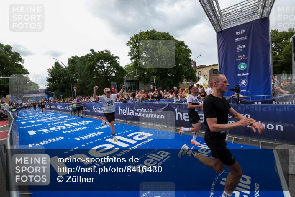 29.06.2025 - hella hamburg halbmarathon Zöllner http://msf.ph/oto/8416430 29.06.2025 10:27:37 Ziel 2203, 7651, 9804, 12341, 13941, 17354, 18832, 19114 meine-sportfotos.de
