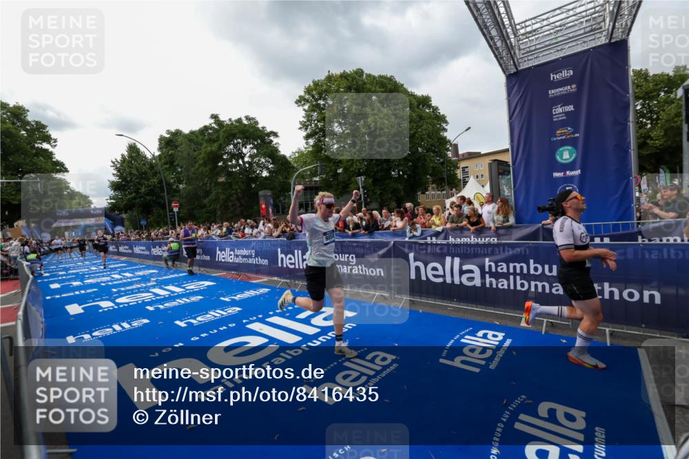29.06.2025 - hella hamburg halbmarathon Zöllner http://msf.ph/oto/8416435 29.06.2025 10:27:37 Ziel 2203, 7651, 9804, 12341, 13941, 17354, 18832, 19114 meine-sportfotos.de
