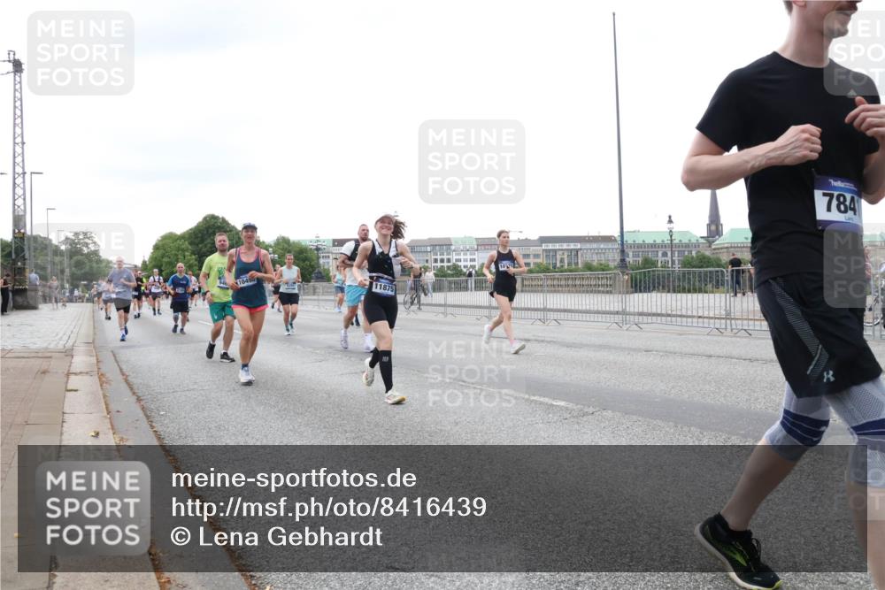 29.06.2025 - hella hamburg halbmarathon Lena Gebhardt http://msf.ph/oto/8416439 29.06.2025 10:51:46 Lombardsbrücke 1049, 11875, 784, 1418, 1617, 1997, 2308, 2484, 2485, 2593, 2736, 2778, 3038, 3240, 3991, 4598, 4606, 4748, 4808, 4878, 5062, 5291, 5357, 5394, 5534, 5716, 5717, 6007, 6091, 6604, 6885, 6945, 6947, 6954, 6961, 7682, 7769, 7841, 7871, 7992, 8040, 8125, 8399, 8621, 8672, 9220, 9340, 9460, 9462, 9582, 9583, 9590, 9594, 9673, 9730, 9763, 10496, 10521, 10533, 10673, 10693, 10830, 11034, 11101, 11268, 11375, 11575, 11875, 12065 meine-sportfotos.de