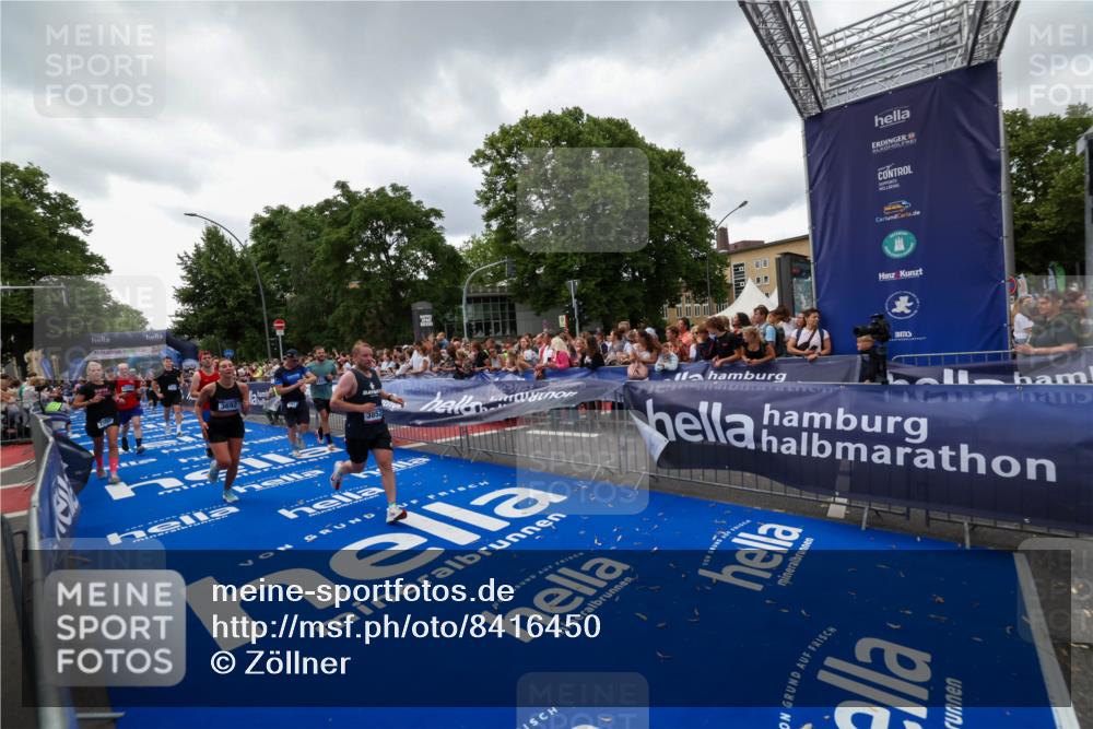 29.06.2025 - hella hamburg halbmarathon Zöllner http://msf.ph/oto/8416450 29.06.2025 10:50:05 Ziel 1216, 1321, 2020, 3692, 3852, 7100, 7657, 9031, 9213, 9303, 9965, 12271, 13225, 13758, 16403, 16716, 18884, 19112 meine-sportfotos.de