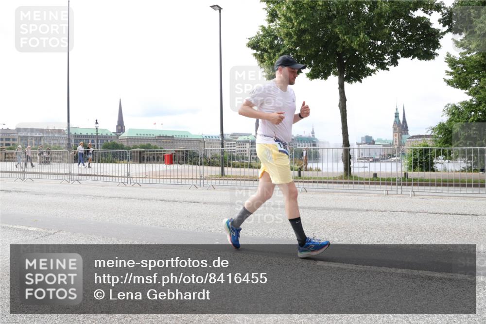 29.06.2025 - hella hamburg halbmarathon Lena Gebhardt http://msf.ph/oto/8416455 29.06.2025 10:26:36 Lombardsbrücke 1300, 1973, 2643, 3617, 4267, 4268, 4315, 4507, 4509, 4844, 6159, 6625, 6905, 7069, 7929, 8079, 8306, 8357, 8674, 8942, 9186, 11107, 11270, 11740, 12071, 12126, 12826, 12827, 13264, 14726, 14930, 15027, 15807, 15878, 16788, 17300, 17675, 17712, 18074, 18087, 18516, 18962 meine-sportfotos.de