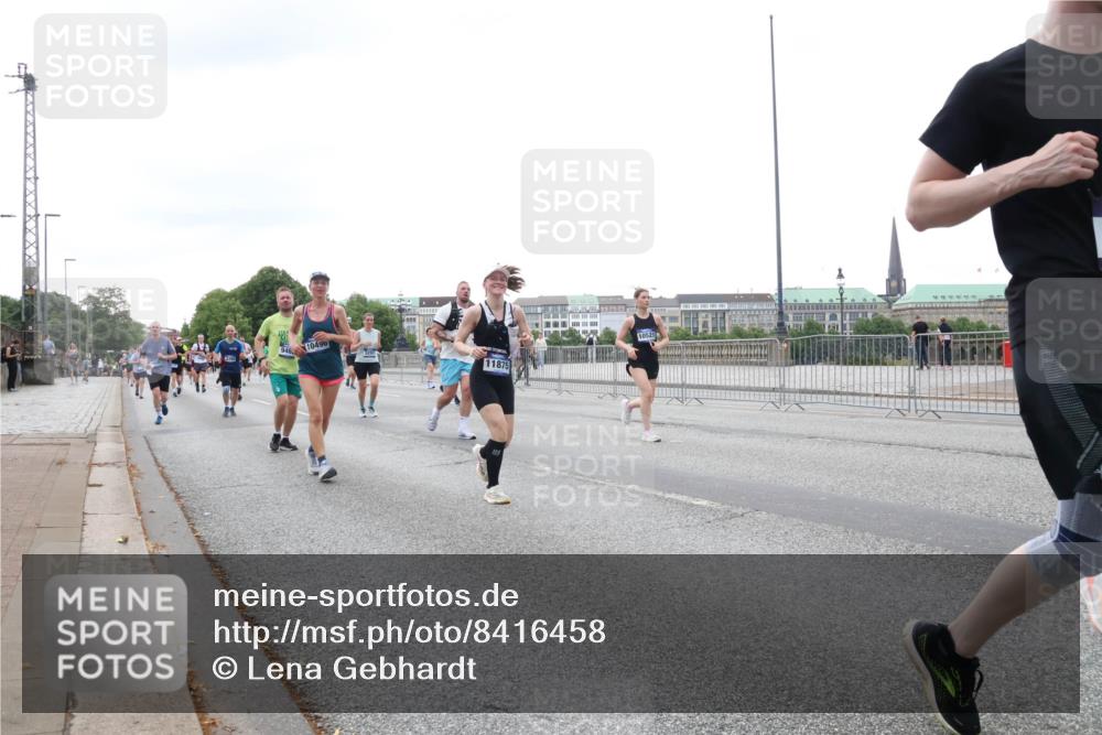 29.06.2025 - hella hamburg halbmarathon Lena Gebhardt http://msf.ph/oto/8416458 29.06.2025 10:51:46 Lombardsbrücke 946, 10496, 11875, 10521, 1418, 1617, 1997, 2308, 2484, 2485, 2593, 2736, 2778, 3038, 3240, 3991, 4598, 4606, 4748, 4808, 4878, 5062, 5291, 5357, 5394, 5534, 5716, 5717, 6007, 6091, 6604, 6885, 6945, 6947, 6954, 6961, 7682, 7769, 7841, 7871, 7992, 8040, 8125, 8399, 8621, 8672, 9220, 9340, 9460, 9462, 9582, 9583, 9590, 9594, 9673, 9730, 9763, 10496, 10521, 10533, 10673, 10693, 10830, 11034, 11101, 11268, 11375, 11575, 11875, 12065 meine-sportfotos.de