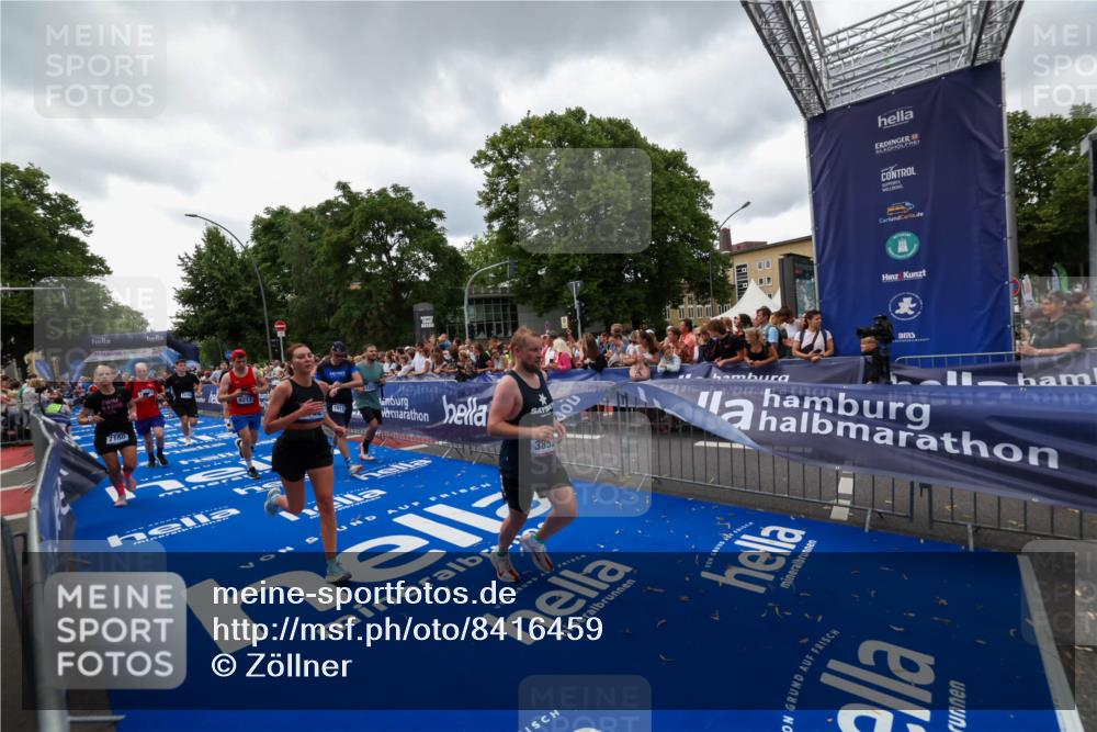 29.06.2025 - hella hamburg halbmarathon Zöllner http://msf.ph/oto/8416459 29.06.2025 10:50:06 Ziel 1216, 1321, 1507, 2020, 3562, 3692, 3852, 7100, 7657, 9031, 9213, 9303, 9965, 12203, 12271, 13225, 13758, 14257, 16403, 18228, 18657, 18658, 18884, 19112 meine-sportfotos.de