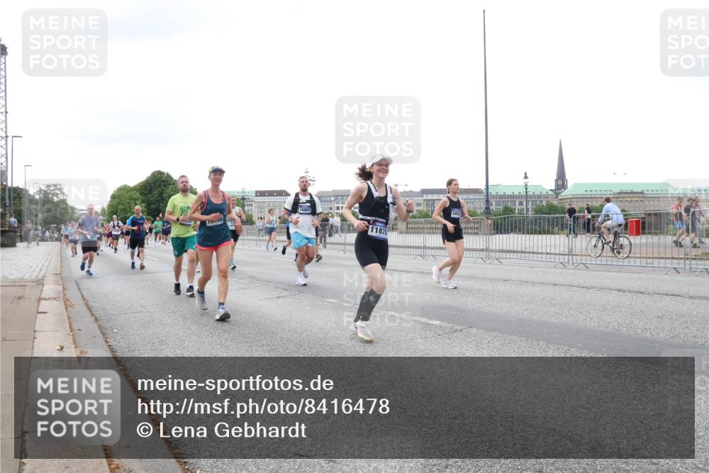 29.06.2025 - hella hamburg halbmarathon Lena Gebhardt http://msf.ph/oto/8416478 29.06.2025 10:51:47 Lombardsbrücke 16807, 11875, 1418, 1617, 1978, 1997, 2308, 2484, 2485, 2593, 2736, 2778, 3038, 3240, 3991, 4598, 4606, 4748, 4808, 4878, 5062, 5291, 5357, 5394, 5534, 5716, 5717, 6007, 6091, 6604, 6885, 6945, 6947, 6954, 6961, 7682, 7769, 7841, 7871, 7992, 8040, 8125, 8250, 8251, 8399, 8621, 8672, 9220, 9340, 9460, 9462, 9582, 9583, 9590, 9594, 9673, 9730, 9763, 10496, 10521, 10533, 10673, 10693, 10830, 11034, 11101, 11268, 11375, 11575, 11875, 12065 meine-sportfotos.de