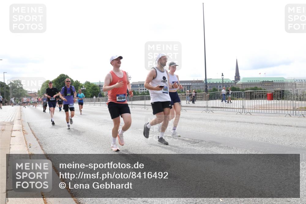 29.06.2025 - hella hamburg halbmarathon Lena Gebhardt http://msf.ph/oto/8416492 29.06.2025 10:26:38 Lombardsbrücke 8079, 9186, 4844, 6905, 1300, 1973, 2045, 2643, 3617, 4267, 4268, 4315, 4507, 4509, 4844, 6159, 6625, 6905, 7069, 7929, 8079, 8306, 8357, 8942, 9186, 11107, 11270, 11740, 12071, 12126, 12826, 12827, 13264, 14930, 15027, 15807, 15878, 16479, 16788, 17300, 17675, 17712, 18074, 18087, 18516, 18962, 18978 meine-sportfotos.de