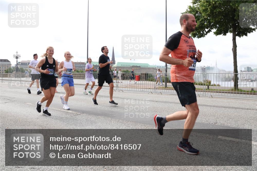 29.06.2025 - hella hamburg halbmarathon Lena Gebhardt http://msf.ph/oto/8416507 29.06.2025 10:17:48 Lombardsbrücke 292, 1749, 385, 27, 1015, 1159, 1160, 1204, 1268, 1274, 1458, 1477, 1622, 1641, 1749, 1795, 2094, 2147, 2259, 2305, 2548, 2860, 2931, 3138, 3292, 3802, 3803, 4194, 4218, 4852, 5002, 5004, 5290, 5611, 5733, 6254, 6336, 6352, 6520, 6786, 7011, 7094, 7258, 7291, 7410, 7413, 7445, 7566, 7641, 7649, 7838, 7844, 7882, 7883, 8128, 8144, 8210, 8248, 8309, 8351, 8433, 8607, 8799, 8895, 9400, 9539, 9717, 9734, 9798, 9848, 9964, 10174, 10332, 10509 meine-sportfotos.de
