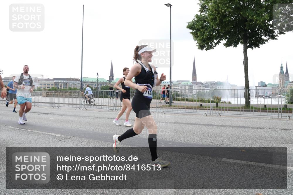 29.06.2025 - hella hamburg halbmarathon Lena Gebhardt http://msf.ph/oto/8416513 29.06.2025 10:51:48 Lombardsbrücke 16807, 18, 1418, 1617, 1978, 1997, 2308, 2484, 2485, 2593, 2736, 2778, 3038, 3240, 3991, 4598, 4606, 4748, 4808, 4878, 5062, 5291, 5357, 5394, 5534, 5716, 5717, 6007, 6091, 6456, 6604, 6885, 6945, 6947, 6954, 6961, 7682, 7769, 7841, 7871, 7992, 8040, 8125, 8250, 8251, 8399, 8621, 8672, 9220, 9340, 9460, 9462, 9582, 9583, 9590, 9594, 9673, 9730, 9763, 10496, 10521, 10533, 10673, 10693, 10830, 11034, 11101, 11268, 11375, 11575, 11875, 12065 meine-sportfotos.de