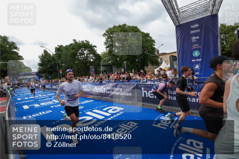 29.06.2025 - hella hamburg halbmarathon Zöllner http://msf.ph/oto/8416520 29.06.2025 10:27:44 Ziel 2203, 5367, 7651, 8731, 10655, 17354, 17893, 18832 meine-sportfotos.de