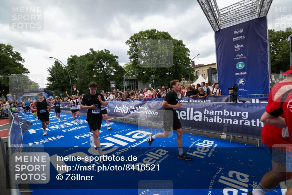 29.06.2025 - hella hamburg halbmarathon Zöllner http://msf.ph/oto/8416521 29.06.2025 10:50:08 Ziel 1216, 1321, 1507, 2020, 3562, 7100, 7657, 8313, 9031, 9213, 9303, 9965, 12203, 12271, 13225, 13282, 13758, 14257, 16403, 18228, 18657, 18658, 18884, 19112 meine-sportfotos.de