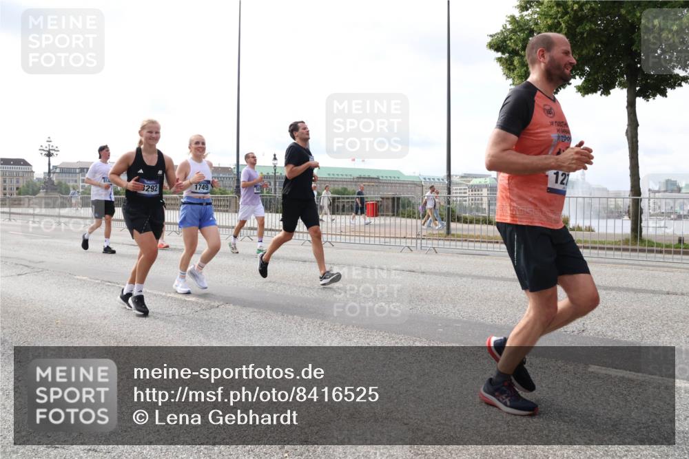 29.06.2025 - hella hamburg halbmarathon Lena Gebhardt http://msf.ph/oto/8416525 29.06.2025 10:17:48 Lombardsbrücke 814, 38292, 1749, 12, 1015, 1159, 1160, 1204, 1268, 1274, 1458, 1477, 1622, 1641, 1749, 1795, 2094, 2147, 2259, 2305, 2548, 2860, 2931, 3138, 3292, 3802, 3803, 4194, 4218, 4852, 5002, 5004, 5290, 5611, 5733, 6254, 6336, 6352, 6520, 6786, 7011, 7094, 7258, 7291, 7410, 7413, 7445, 7566, 7641, 7649, 7838, 7844, 7882, 7883, 8128, 8144, 8210, 8248, 8309, 8351, 8433, 8607, 8799, 8895, 9400, 9539, 9717, 9734, 9798, 9848, 9964, 10174, 10332, 10509 meine-sportfotos.de