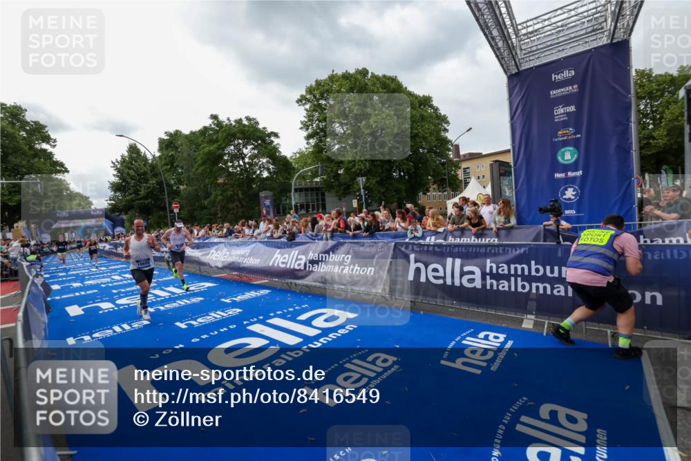 29.06.2025 - hella hamburg halbmarathon Zöllner http://msf.ph/oto/8416549 29.06.2025 10:27:46 Ziel 1122, 5367, 8731, 10655, 17893 meine-sportfotos.de