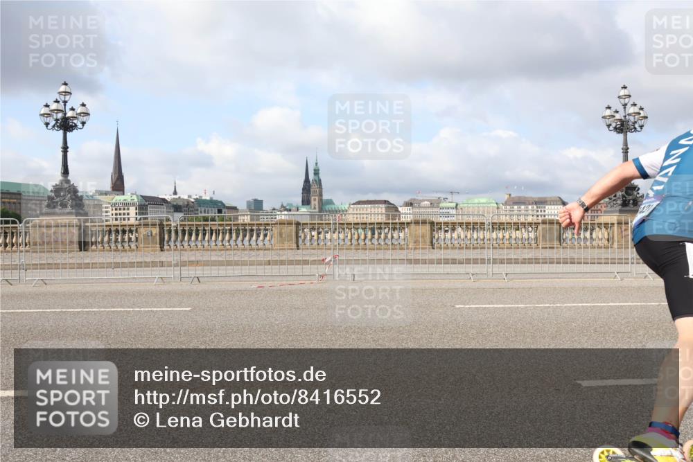 29.06.2025 - hella hamburg halbmarathon Lena Gebhardt http://msf.ph/oto/8416552 29.06.2025 08:56:53 Lombardsbrücke  meine-sportfotos.de