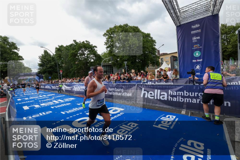 29.06.2025 - hella hamburg halbmarathon Zöllner http://msf.ph/oto/8416572 29.06.2025 10:27:46 Ziel 1122, 5367, 8731, 10655, 17893 meine-sportfotos.de