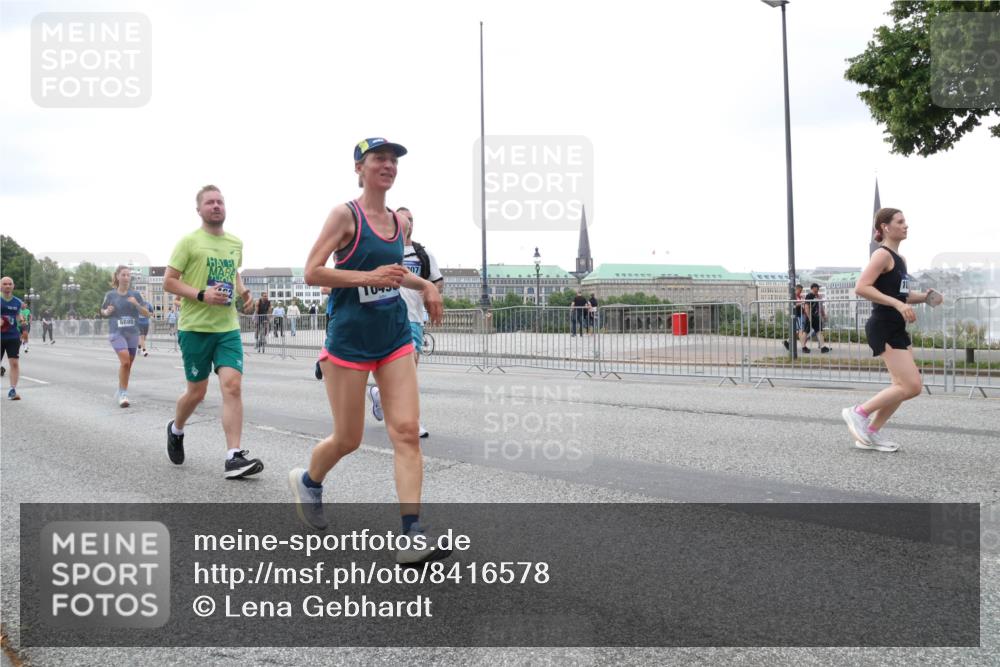 29.06.2025 - hella hamburg halbmarathon Lena Gebhardt http://msf.ph/oto/8416578 29.06.2025 10:51:48 Lombardsbrücke 6885, 10450, 07, 1418, 1617, 1978, 1997, 2308, 2484, 2485, 2593, 2736, 2778, 3038, 3240, 3991, 4598, 4606, 4748, 4808, 4878, 5062, 5291, 5357, 5394, 5534, 5716, 5717, 6007, 6091, 6456, 6604, 6885, 6945, 6947, 6954, 6961, 7682, 7769, 7841, 7871, 7992, 8040, 8125, 8250, 8251, 8399, 8621, 8672, 9220, 9340, 9460, 9462, 9582, 9583, 9590, 9594, 9673, 9730, 9763, 10496, 10521, 10533, 10673, 10693, 10830, 11034, 11101, 11268, 11375, 11575, 11875, 12065 meine-sportfotos.de