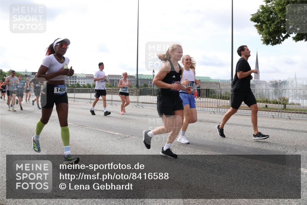 29.06.2025 - hella hamburg halbmarathon Lena Gebhardt http://msf.ph/oto/8416588 29.06.2025 10:17:48 Lombardsbrücke 7844, 17204, 17270, 1458, 749, 1015, 1159, 1160, 1204, 1268, 1274, 1458, 1477, 1622, 1641, 1749, 1795, 2094, 2147, 2259, 2305, 2548, 2860, 2931, 3138, 3292, 3802, 3803, 4194, 4218, 4852, 5002, 5004, 5290, 5611, 5733, 6254, 6336, 6352, 6520, 6786, 7011, 7094, 7258, 7291, 7410, 7413, 7445, 7566, 7641, 7649, 7838, 7844, 7882, 7883, 8128, 8144, 8210, 8248, 8309, 8351, 8433, 8607, 8799, 8895, 9400, 9539, 9717, 9734, 9798, 9848, 9964, 10174, 10332, 10509 meine-sportfotos.de