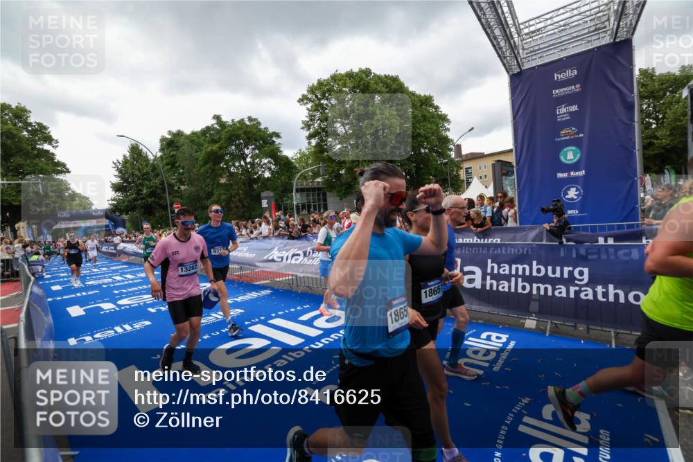 29.06.2025 - hella hamburg halbmarathon Zöllner http://msf.ph/oto/8416625 29.06.2025 10:50:14 Ziel 1119, 1507, 3296, 3562, 7176, 7930, 7932, 8313, 9965, 10371, 11607, 12203, 12235, 13282, 14257, 15620, 18228, 18657, 18658, 18811, 19040 meine-sportfotos.de