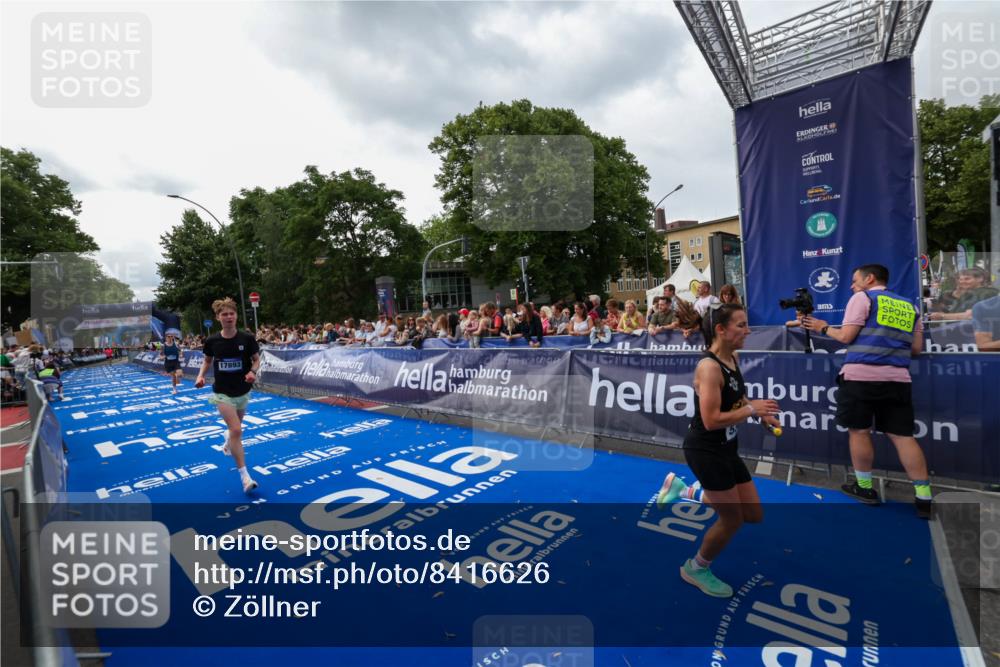 29.06.2025 - hella hamburg halbmarathon Zöllner http://msf.ph/oto/8416626 29.06.2025 10:27:50 Ziel 1122, 5367, 17893 meine-sportfotos.de