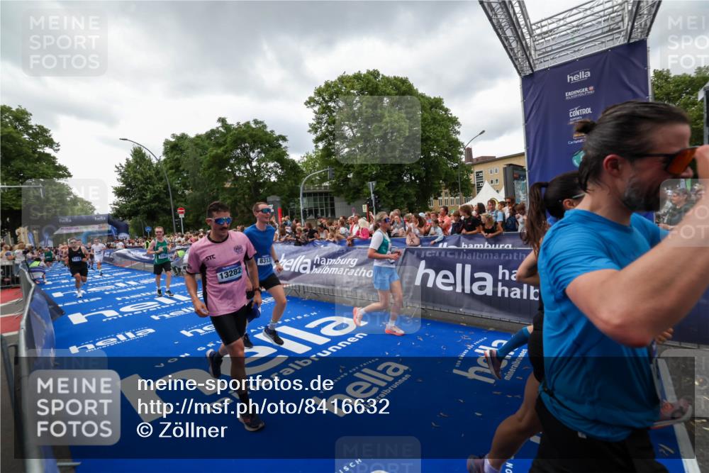 29.06.2025 - hella hamburg halbmarathon Zöllner http://msf.ph/oto/8416632 29.06.2025 10:50:15 Ziel 1119, 1507, 3296, 3562, 7176, 7930, 7932, 8313, 8921, 10371, 11607, 12203, 12235, 13282, 14257, 15620, 18228, 18657, 18658, 18811, 19040 meine-sportfotos.de