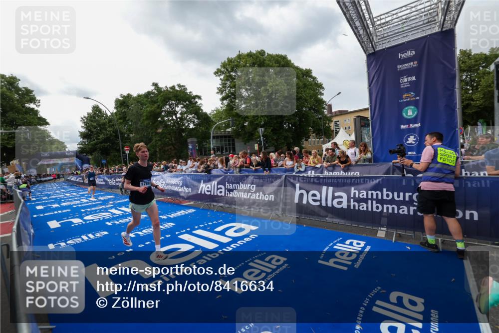 29.06.2025 - hella hamburg halbmarathon Zöllner http://msf.ph/oto/8416634 29.06.2025 10:27:50 Ziel 1122, 5367, 17893 meine-sportfotos.de