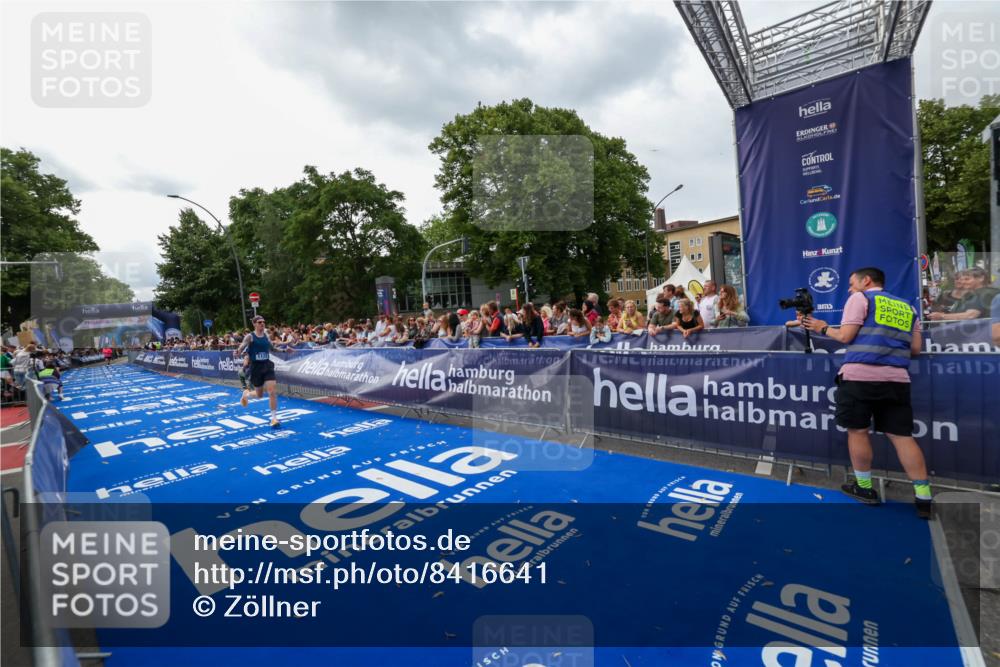 29.06.2025 - hella hamburg halbmarathon Zöllner http://msf.ph/oto/8416641 29.06.2025 10:27:52 Ziel 1122, 17893 meine-sportfotos.de