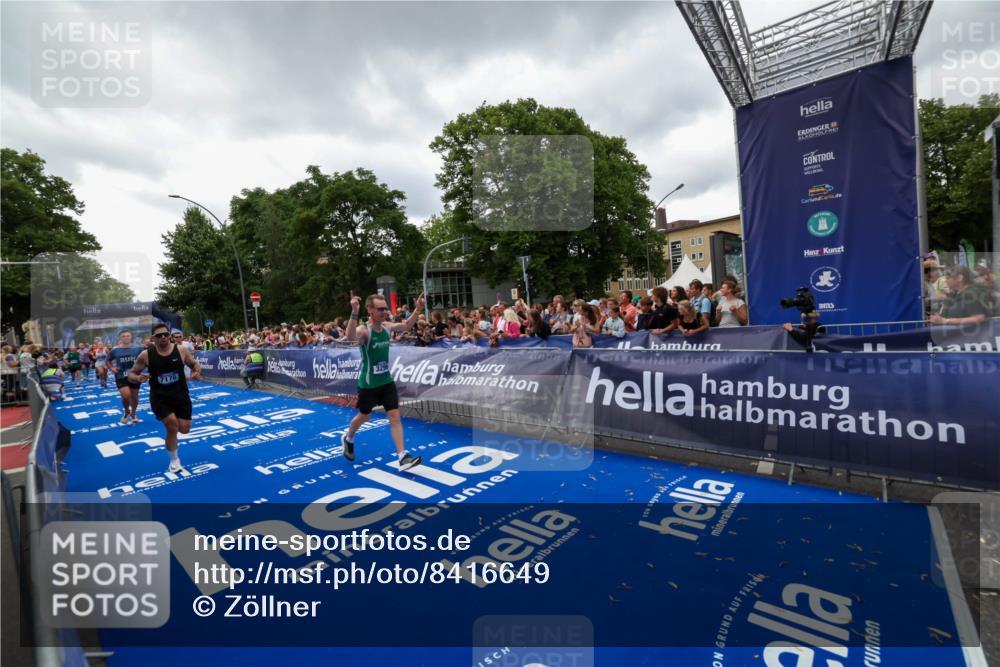 29.06.2025 - hella hamburg halbmarathon Zöllner http://msf.ph/oto/8416649 29.06.2025 10:50:16 Ziel 1119, 3296, 7176, 7930, 7932, 8313, 8921, 10371, 11607, 12235, 13282, 13690, 15620, 18499, 18811, 19040 meine-sportfotos.de