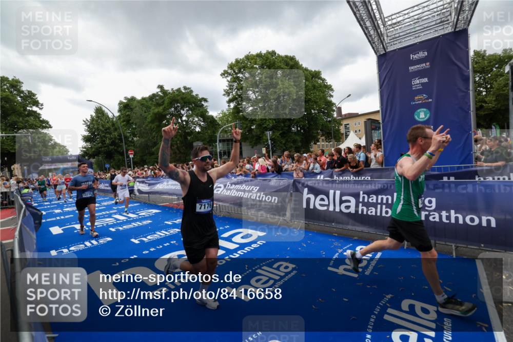 29.06.2025 - hella hamburg halbmarathon Zöllner http://msf.ph/oto/8416658 29.06.2025 10:50:17 Ziel 1119, 3296, 4933, 7176, 7930, 7932, 8921, 10371, 11607, 12235, 13609, 13690, 15620, 16000, 18499, 18811, 19040 meine-sportfotos.de