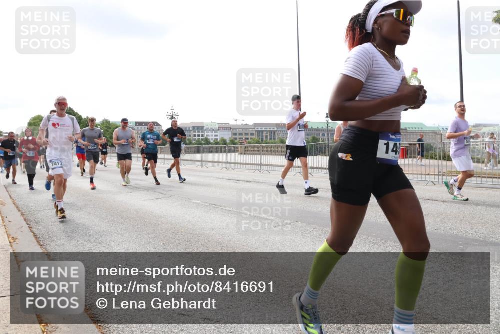 29.06.2025 - hella hamburg halbmarathon Lena Gebhardt http://msf.ph/oto/8416691 29.06.2025 10:17:49 Lombardsbrücke 97, 16555, 7413, 7566, 17269, 17270, 14, 1015, 1159, 1160, 1204, 1268, 1274, 1325, 1458, 1622, 1641, 1749, 1795, 2094, 2147, 2259, 2305, 2548, 2860, 2931, 3138, 3292, 3802, 3803, 3977, 4194, 4218, 4852, 5002, 5004, 5290, 5611, 5733, 6254, 6336, 6352, 6520, 6786, 7011, 7094, 7258, 7291, 7410, 7413, 7566, 7641, 7649, 7838, 7844, 7882, 7883, 8128, 8144, 8210, 8248, 8309, 8351, 8433, 8607, 8799, 8895, 9400, 9539, 9717, 9734, 9798, 9848, 9964, 10174, 10332, 10509 meine-sportfotos.de
