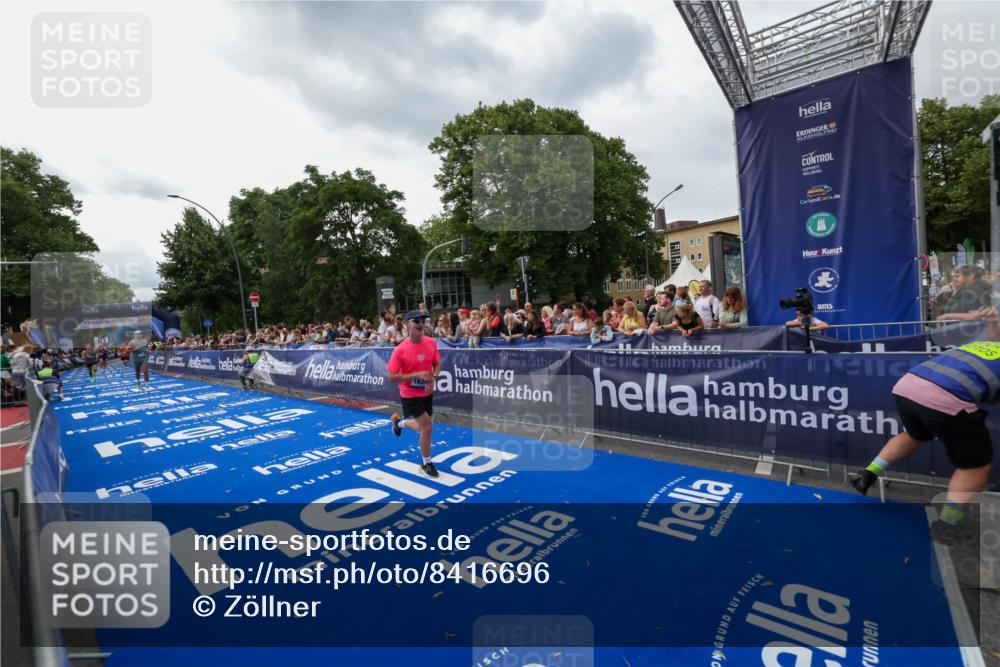 29.06.2025 - hella hamburg halbmarathon Zöllner http://msf.ph/oto/8416696 29.06.2025 10:28:01 Ziel 10106, 10485, 12189, 16377, 17488 meine-sportfotos.de