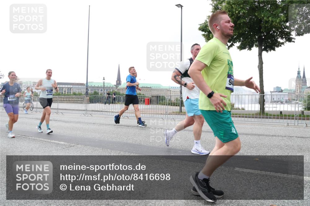 29.06.2025 - hella hamburg halbmarathon Lena Gebhardt http://msf.ph/oto/8416698 29.06.2025 10:51:50 Lombardsbrücke 5291, 6885, 94, 1418, 1617, 1978, 1997, 2308, 2484, 2485, 2593, 2736, 2778, 3038, 3240, 3991, 4087, 4598, 4606, 4748, 4808, 4878, 5062, 5291, 5394, 5534, 5716, 5717, 6007, 6091, 6456, 6604, 6885, 6945, 6947, 6954, 7682, 7769, 7841, 7871, 7992, 8125, 8250, 8251, 8399, 8621, 9220, 9340, 9460, 9462, 9582, 9583, 9590, 9594, 9673, 9730, 9763, 10496, 10521, 10533, 10673, 10693, 10830, 11034, 11101, 11268, 11375, 11575, 11875, 12065 meine-sportfotos.de
