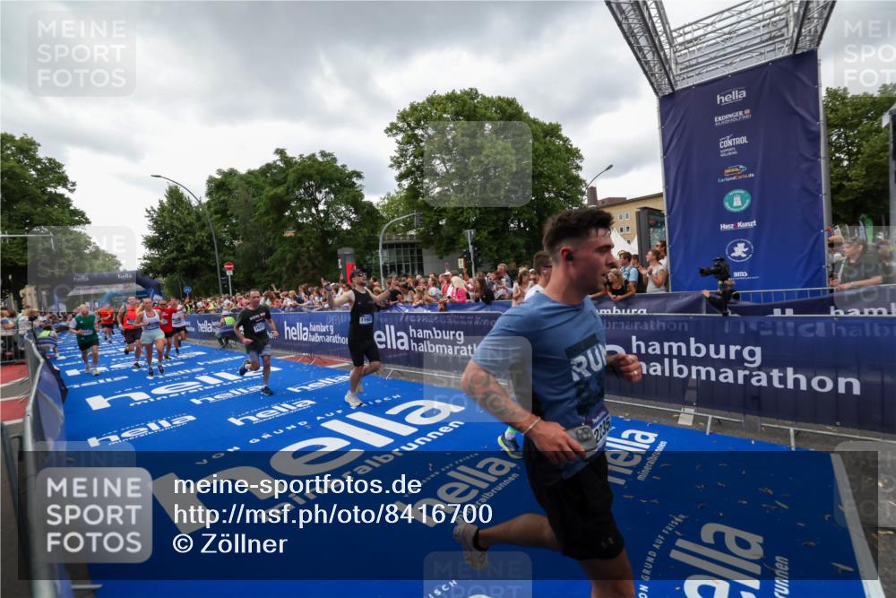 29.06.2025 - hella hamburg halbmarathon Zöllner http://msf.ph/oto/8416700 29.06.2025 10:50:19 Ziel 1119, 4933, 7930, 7932, 8921, 10371, 11607, 12235, 12949, 13609, 13690, 15620, 16000, 16242, 18499, 18811, 19040 meine-sportfotos.de