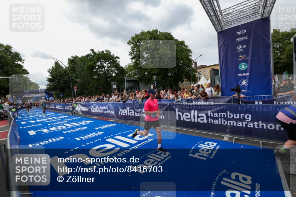 29.06.2025 - hella hamburg halbmarathon Zöllner http://msf.ph/oto/8416703 29.06.2025 10:28:01 Ziel 10106, 10485, 12189, 16377, 17488 meine-sportfotos.de