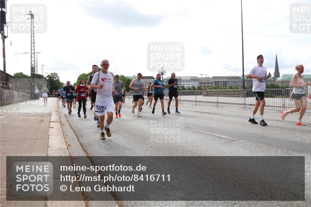 29.06.2025 - hella hamburg halbmarathon Lena Gebhardt http://msf.ph/oto/8416711 29.06.2025 10:17:49 Lombardsbrücke 9798, 1655, 7413, 1015, 1159, 1160, 1204, 1268, 1274, 1325, 1458, 1622, 1641, 1749, 1795, 2094, 2147, 2259, 2305, 2548, 2860, 2931, 3138, 3292, 3802, 3803, 3977, 4194, 4218, 4852, 5002, 5004, 5290, 5611, 5733, 6254, 6336, 6352, 6520, 6786, 7011, 7094, 7258, 7291, 7410, 7413, 7566, 7641, 7649, 7838, 7844, 7882, 7883, 8128, 8144, 8210, 8248, 8309, 8351, 8433, 8607, 8799, 8895, 9400, 9539, 9717, 9734, 9798, 9848, 9964, 10174, 10332, 10509 meine-sportfotos.de