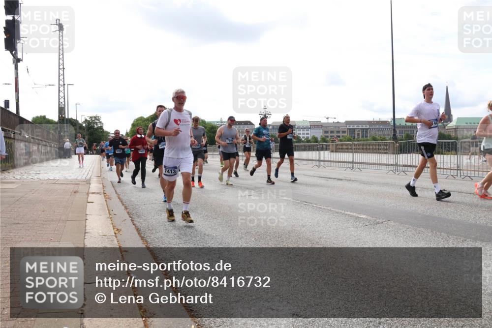 29.06.2025 - hella hamburg halbmarathon Lena Gebhardt http://msf.ph/oto/8416732 29.06.2025 10:17:49 Lombardsbrücke 209, 9798, 66, 7413, 7844, 17200, 1015, 1159, 1160, 1204, 1268, 1274, 1325, 1458, 1622, 1641, 1749, 1795, 2094, 2147, 2259, 2305, 2548, 2860, 2931, 3138, 3292, 3802, 3803, 3977, 4194, 4218, 4852, 5002, 5004, 5290, 5611, 5733, 6254, 6336, 6352, 6520, 6786, 7011, 7094, 7258, 7291, 7410, 7413, 7566, 7641, 7649, 7838, 7844, 7882, 7883, 8128, 8144, 8210, 8248, 8309, 8351, 8433, 8607, 8799, 8895, 9400, 9539, 9717, 9734, 9798, 9848, 9964, 10174, 10332, 10509 meine-sportfotos.de
