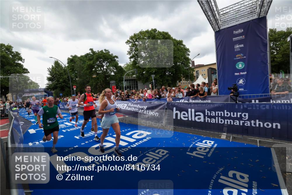 29.06.2025 - hella hamburg halbmarathon Zöllner http://msf.ph/oto/8416734 29.06.2025 10:50:21 Ziel 4933, 7930, 7932, 8921, 10371, 12949, 13609, 13690, 14034, 15620, 16000, 16242, 18499, 18811, 19040 meine-sportfotos.de