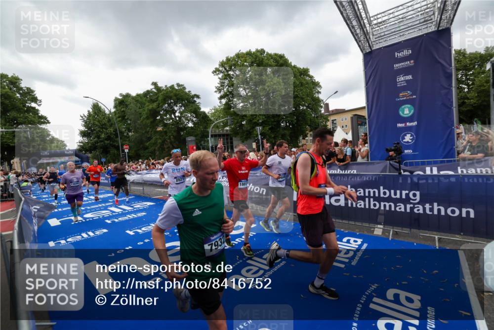 29.06.2025 - hella hamburg halbmarathon Zöllner http://msf.ph/oto/8416752 29.06.2025 10:50:22 Ziel 4247, 4933, 7930, 7932, 8899, 8921, 12949, 13609, 13690, 14034, 15620, 16000, 16242, 18499, 18811, 19040 meine-sportfotos.de