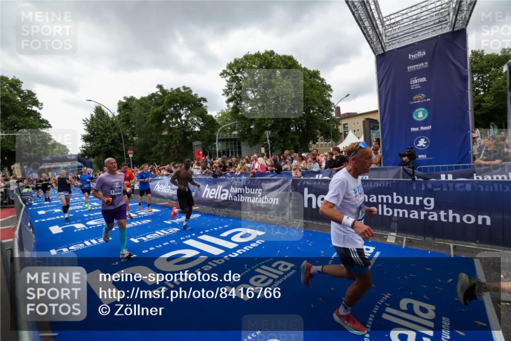 29.06.2025 - hella hamburg halbmarathon Zöllner http://msf.ph/oto/8416766 29.06.2025 10:50:23 Ziel 4247, 4933, 7930, 7932, 8899, 8921, 12035, 12949, 13609, 13690, 14034, 16000, 16242, 18499, 18811, 19040 meine-sportfotos.de