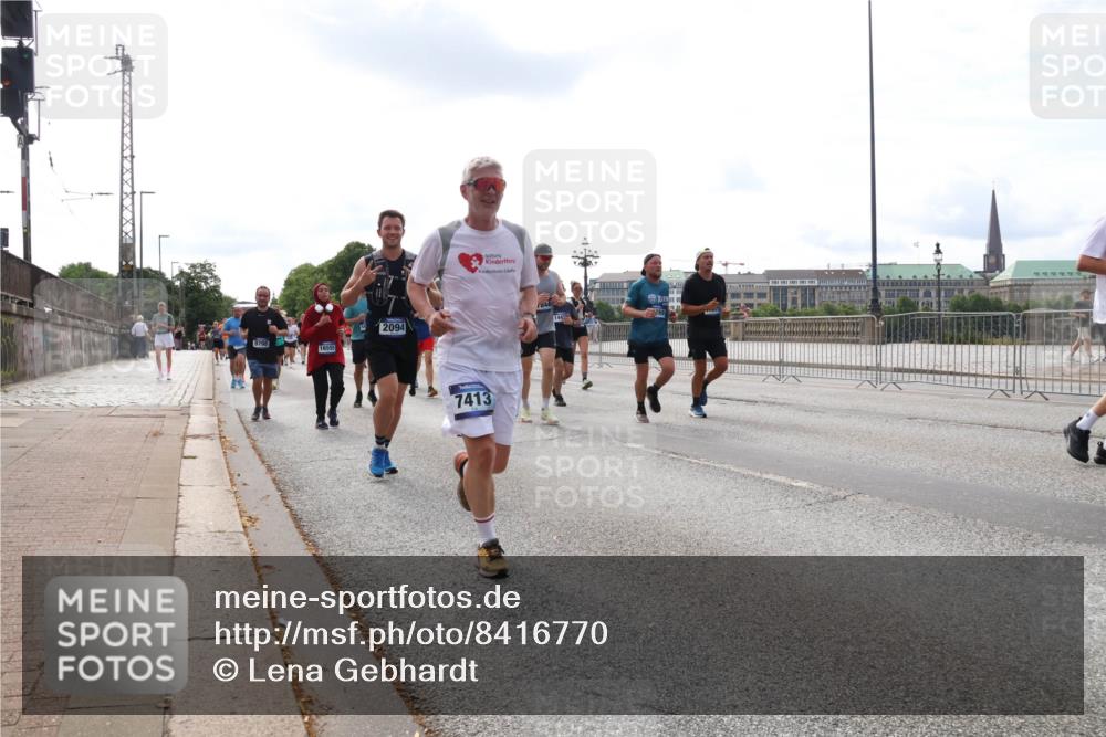 29.06.2025 - hella hamburg halbmarathon Lena Gebhardt http://msf.ph/oto/8416770 29.06.2025 10:17:50 Lombardsbrücke 16555, 2094, 9798, 16933, 7413, 1015, 1159, 1160, 1204, 1268, 1274, 1325, 1458, 1622, 1641, 1749, 1795, 2094, 2147, 2259, 2305, 2548, 2860, 2931, 3138, 3292, 3802, 3803, 3977, 4194, 4218, 4852, 5002, 5004, 5290, 5611, 5733, 6254, 6336, 6352, 6520, 6786, 7011, 7094, 7258, 7291, 7410, 7413, 7566, 7641, 7649, 7838, 7844, 7882, 7883, 8128, 8144, 8210, 8248, 8309, 8351, 8433, 8607, 8799, 8895, 9400, 9539, 9717, 9734, 9798, 9848, 9964, 10174, 10332, 10509 meine-sportfotos.de