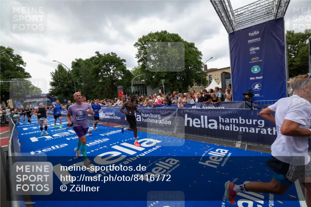 29.06.2025 - hella hamburg halbmarathon Zöllner http://msf.ph/oto/8416772 29.06.2025 10:50:23 Ziel 4247, 4933, 7930, 7932, 8899, 8921, 12035, 12949, 13609, 13690, 14034, 16000, 16242, 18499, 18811, 19040 meine-sportfotos.de